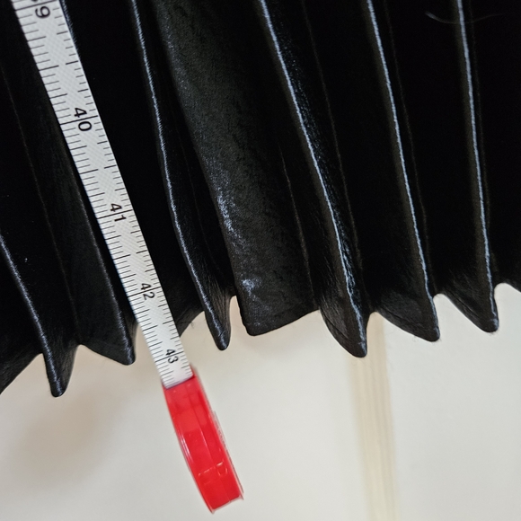 Elegant Black Pleated Skirt - Picture 9 of 9